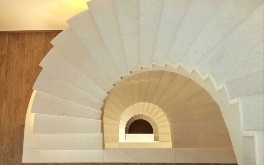 Escalera Circular de Mármol blanco de Soto & Tudela Arquitectos