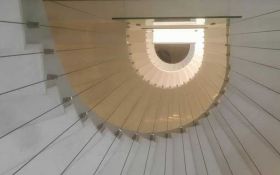 Escalera helicoidal con Barandilla de cable de Soto & Tudela Arquitectos