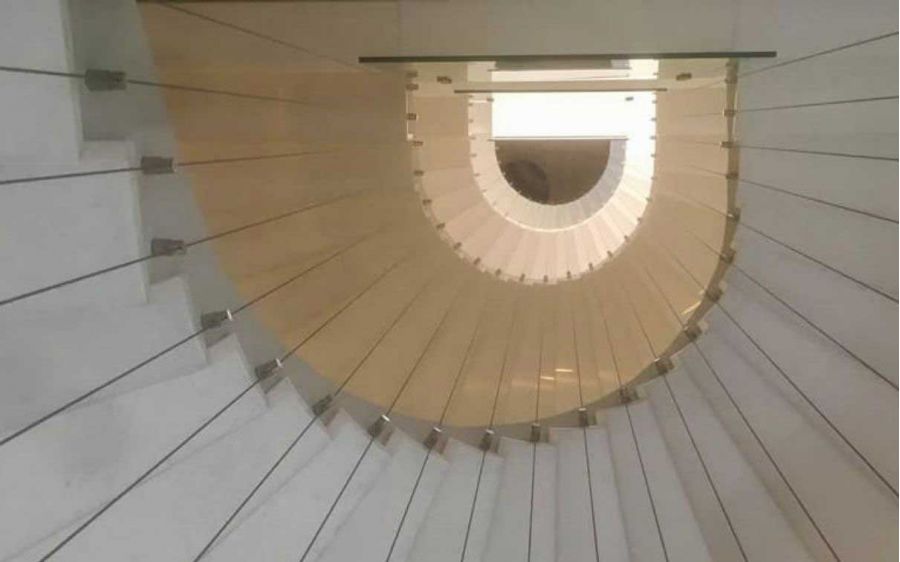 Escalera helicoidal con Barandilla de cable de Soto & Tudela Arquitectos